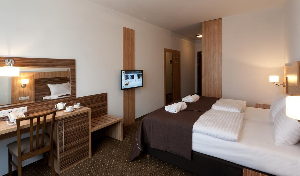 Hotel Milenium Legnica Zimmer foto