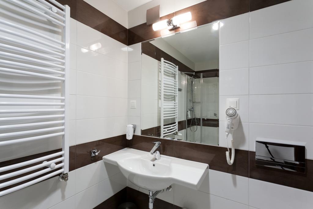 Hotel Milenium Legnica Zimmer foto