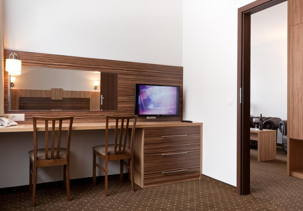Hotel Milenium Legnica Zimmer foto
